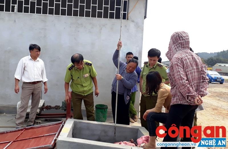 Cơ quan chức năng lấy mẫu kiểm tra một cơ sở kinh doanh xăng dầu trên địa bàn