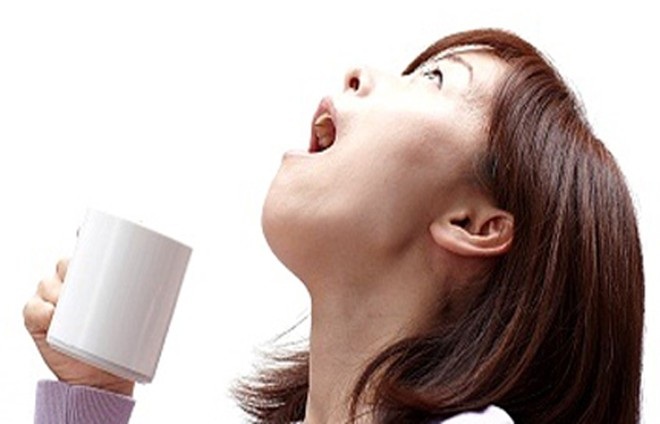 Súc miệng nước muối tự chế rất nguy hiểm cần loại bỏ ngay. Ảnh minh họa