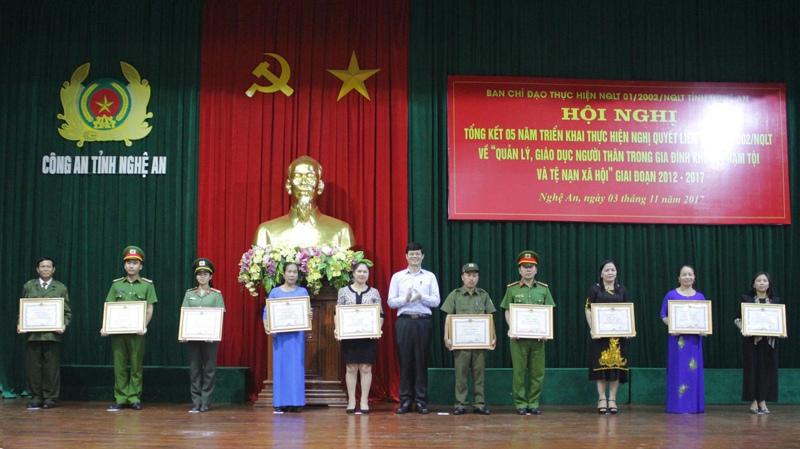 Các tập thể, cá nhân được khen thưởng