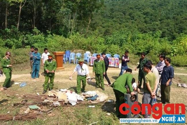 Công an huyện Kỳ Sơn tổ chức tiêu hủy vũ khí, vật liệu nổ