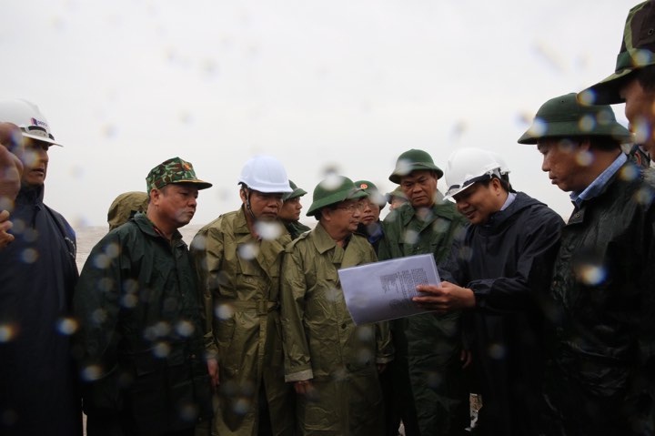 Phó Thủ tướng Trịnh Đình Dũng thị sát, đôn đốc ứng phó bão tại Phú Yên. 