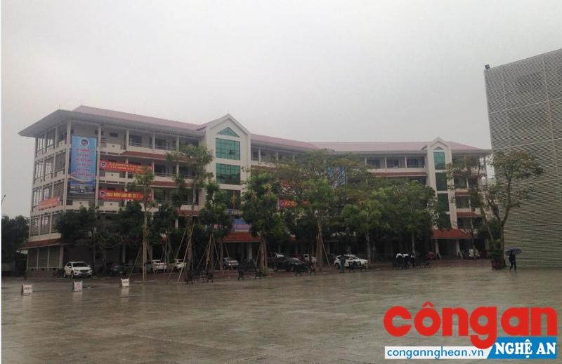 Trường THPT chuyên Đại học Vinh