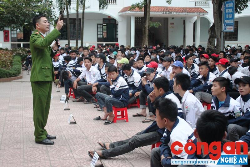 Tuyên truyền viên Phòng Cảnh sát điều tra tội phạm về ma túy Công an Nghệ An đang phổ biến cho các em học sinh