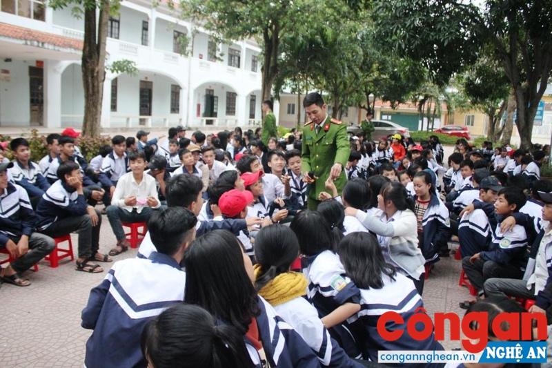 Các em học sinh được trực tiếp xem các mẫu ma túy