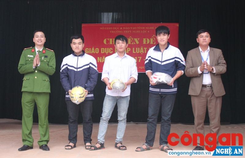 Chi đoàn các đơn vị trao quà cho các em học sinh có các phần trả lời câu hỏi chính xác, xuất sắc nhất trong buổi tuyên truyền