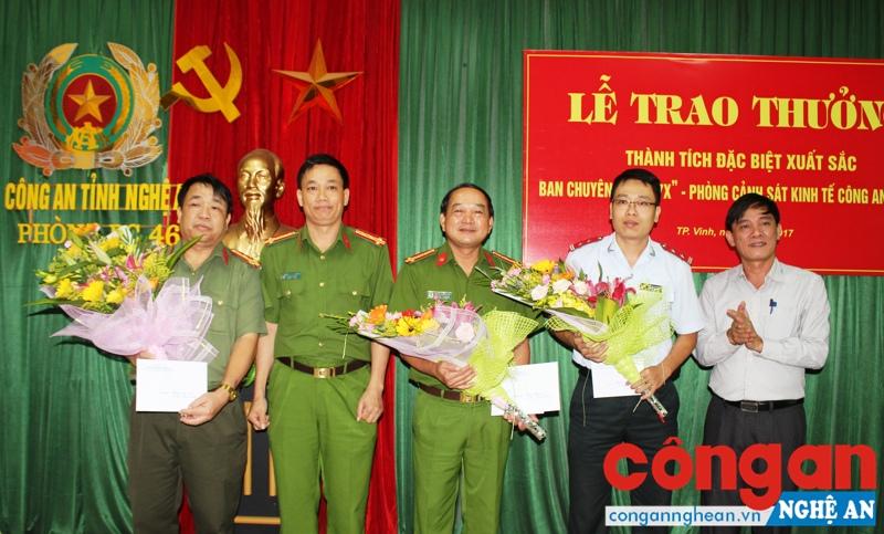Lãnh đạo Công an tỉnh trao thưởng cho Ban chuyên án điều tra xăng kém chất lượng trên địa bàn