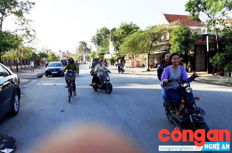 Nhiều học sinh điều khiển xe máy điện không đội mũ bảo hiểm