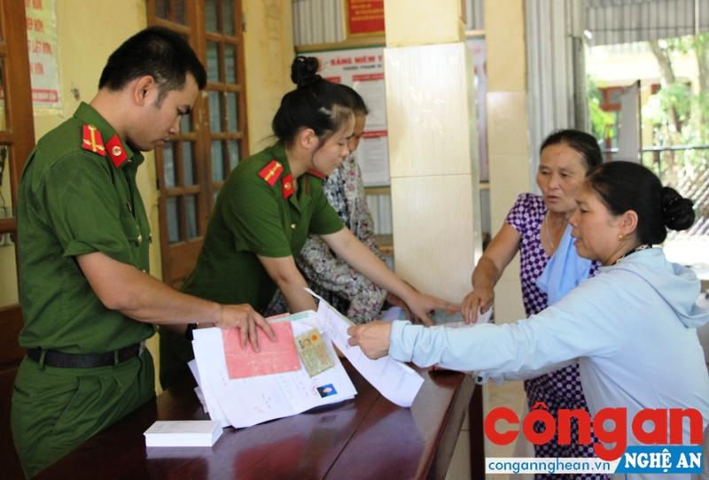 Từ trước đến nay, sổ hộ khẩu và CMND là 2 loại giấy tờ không thể thiếu khi làm các thủ tục hành chính (Trong ảnh: Người dân đến làm thủ tục hành chính tại Công an huyện Yên Thành)