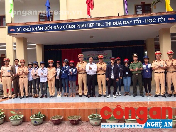 Chi đoàn Công an huyện Thanh Chương đã trao 10 suất quà trị giá 2 triệu đồng cho các em học sinh có thành tích trong việc đảm bảo ATGT trong trường học 