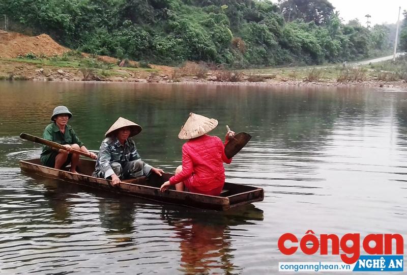 Hàng ngày, mọi sinh hoạt của người dân đều phải qua ngầm Cây Trồ, sông Tiêm