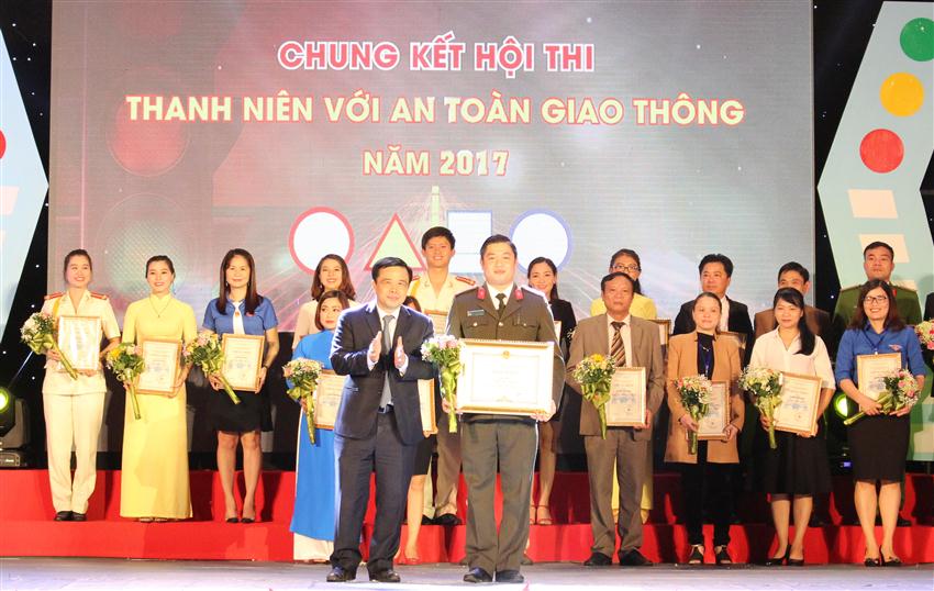 Đồng chí Huỳnh Thanh Điền- PCT UBND tỉnh, Phó Trưởng ban thường trực Ban ATGT tỉnh trao Bằng khen UBND tỉnh cho đội thi Công an tỉnh Nghệ An đạt giải Nhất