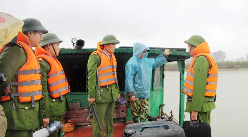 Lực lượng Cảnh sát Môi trường kiểm tra hoạt động khai thác cát sỏi trên tuyến sông Lam