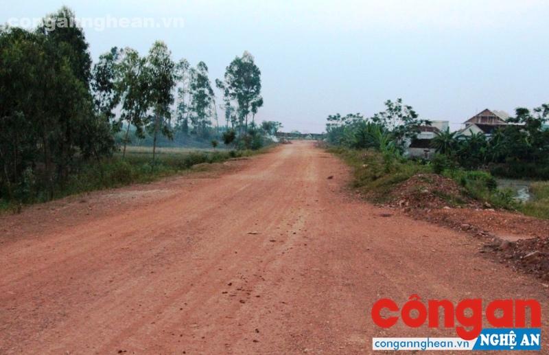 Đoạn đường thi công dang dở tại xã Diễn Tân
