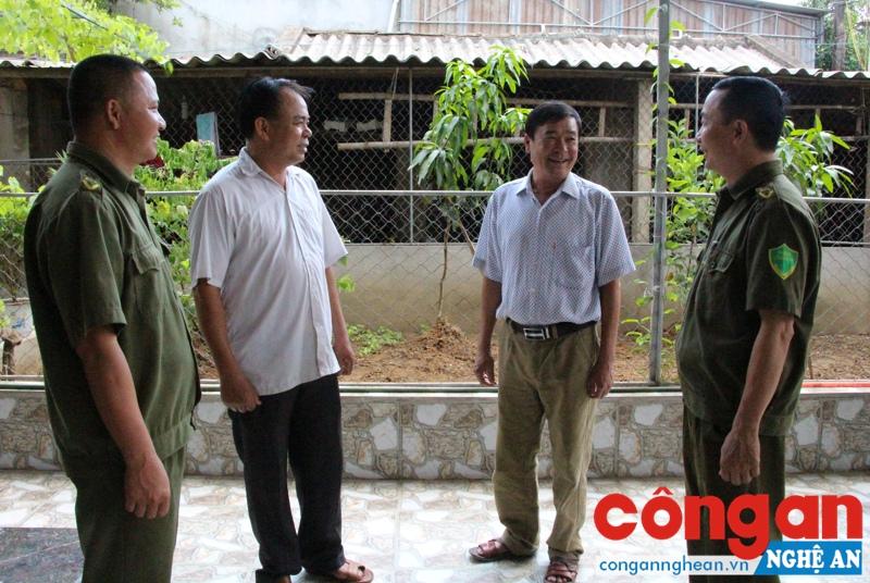 Thời gian qua, bà con giáo dân luôn chấp hành tốt các chủ trương, đường lối của Đảng, chính sách pháp luật của Nhà nước và các quy định của địa phương (Trong ảnh: Công an xã Diễn Thịnh, huyện Diễn Châu đẩy mạnh phong trào toàn dân bảo vệ ANTQ tại giáo xứ Trung Song)