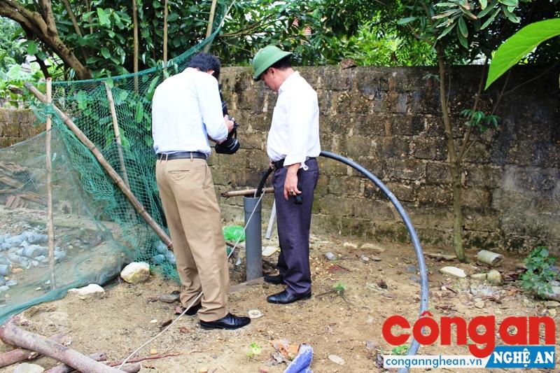 Đoàn kiểm tra kiểm tra vị trí khoan giếng nghi là nguyên nhân gây sụt lún
