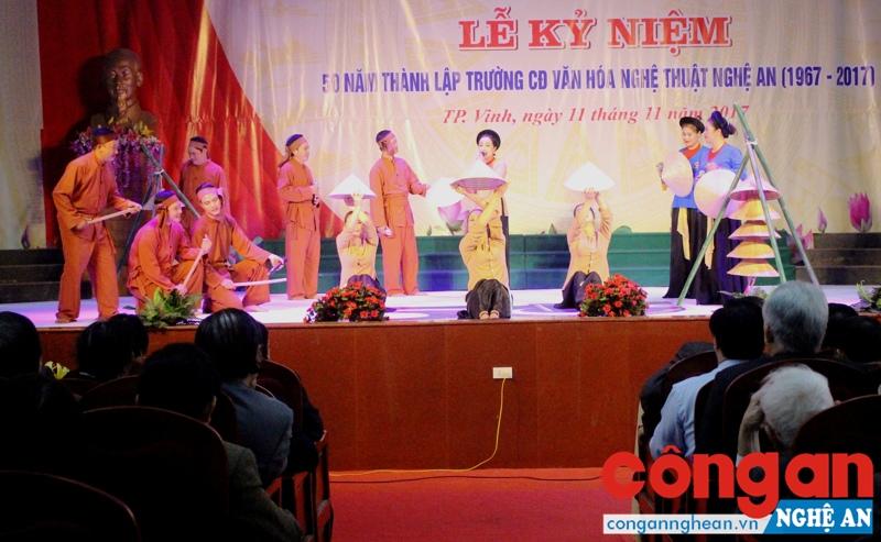 Chương trình văn nghệ chào mừng tại lễ kỷ niệm.
