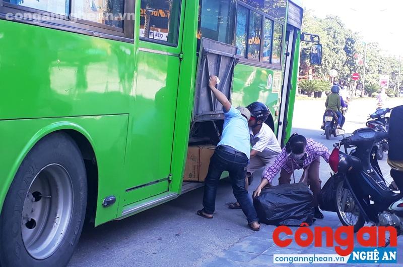 Xe buýt chạy tuyến TP Vinh - TP Hà Tĩnh trả hàng cho khách