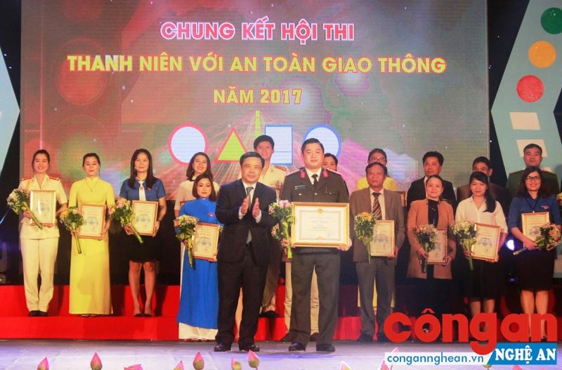 Đồng chí Huỳnh Thanh Điền, Phó Chủ tịch UBND tỉnh, Phó Trưởng ban Thường trực Ban ATGT tỉnh trao Bằng khen của UBND tỉnh cho đội thi Công an Nghệ An đạt giải Nhất tại vòng chung kết Hội thi Thanh niên với ATGT năm 2017 - Ảnh: Xuân Thống