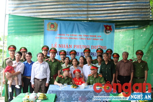 Phòng CSHS chụp ảnh lưu niệm cùng mẹ và  gia đình