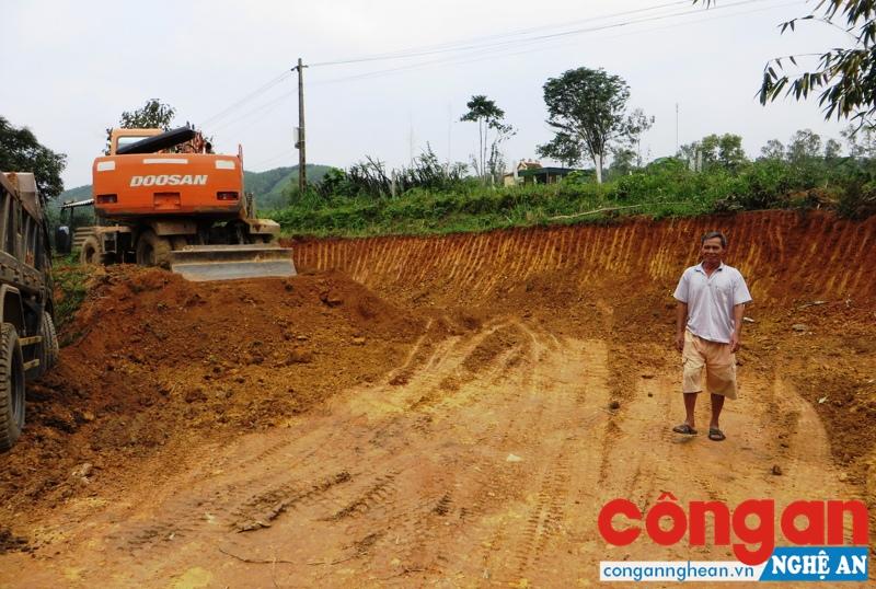  Máy xúc và xe tải trong vườn nhà ông Tân ở xóm 2, xã Hùng Thành