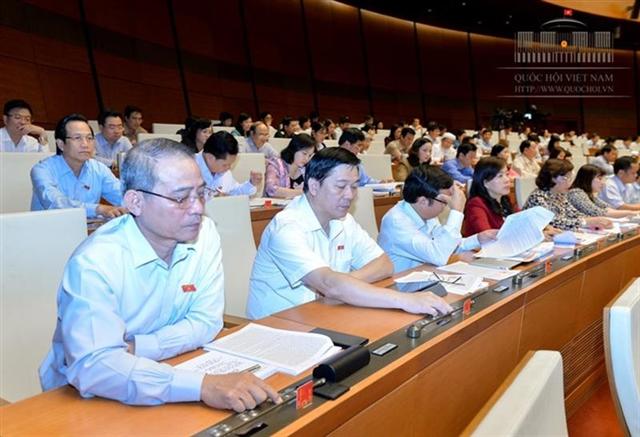 Đại biểu Quốc hội bấm nút thông qua Luật Lâm nghiệp tại Hội trường. Ảnh: Đình Nam