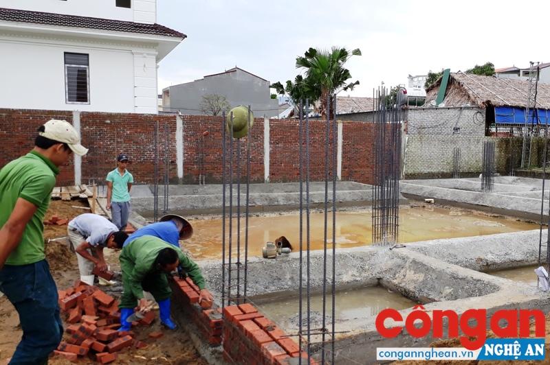 Các lô đất liền kề (B1-02, B1-03, B1-04, B1-05) tại dự án Minh Khang đang có tranh chấp nhưng chủ đầu tư vẫn cố tình cho xây dựng công trình