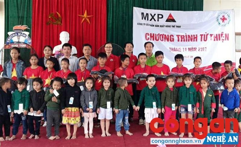 Trao quà cho học sinh xã Nghĩa Yên, huyện Nghĩa Đàn