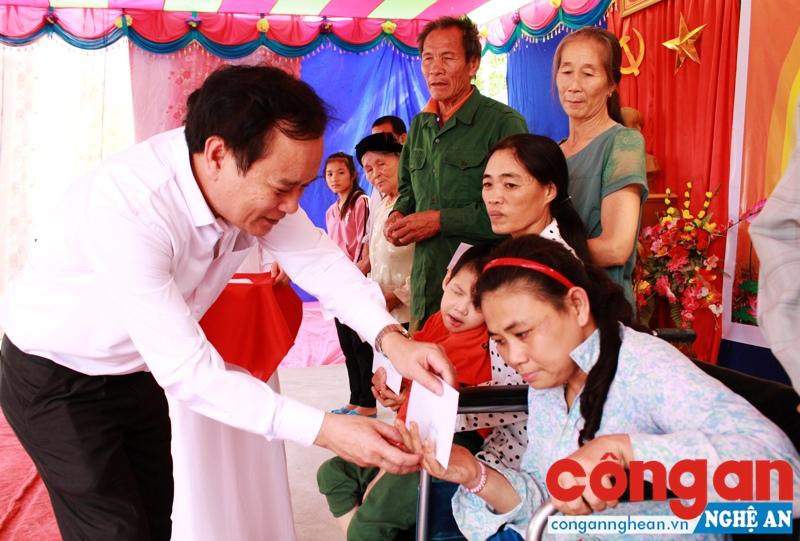 Đồng chí Hồ Phúc Hợp, Ủy viên Ban Thường vụ, Trưởng ban Tuyên giáo Tỉnh ủy trao tặng 10 suất quà cho các hộ có hoàn cảnh khó khăn của thôn Nam Tiến, xã An Hòa, huyện Quỳnh Lưu nhân Ngày hội Đại đoàn kết - Ảnh: Phương Thúy