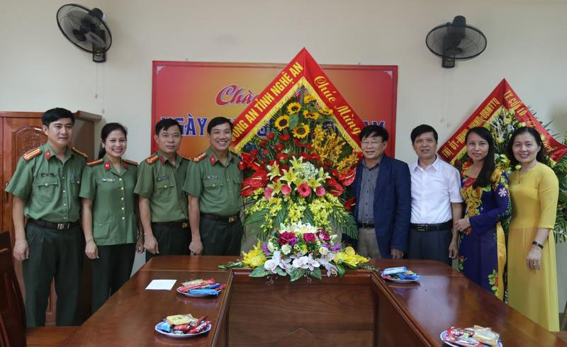 Lãnh đạo Công an tỉnh tặng hoa chúc mừng tại Sở giáo dục và đào tạo Nghệ An