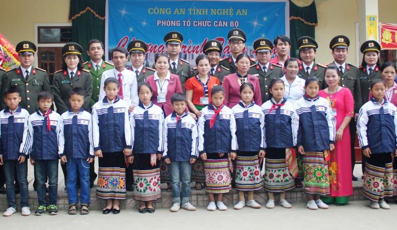 Đoàn Công tác chụp ảnh cùng các em học sinh và thầy cô nhà trường.