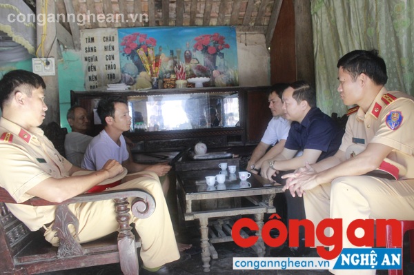 Đoàn đến thăm hỏi, động viên và trao quà cho gia đình anh Trần Bá Kê (SN 1984), khối Thịnh Mỹ, phường Quỳnh Thiện bị TNGT gãy chân, ở với bố bị mù, thuộc diện hộ nghèo