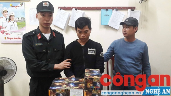 Đối tượng (giữa) cùng tang vật tại cơ quan công an