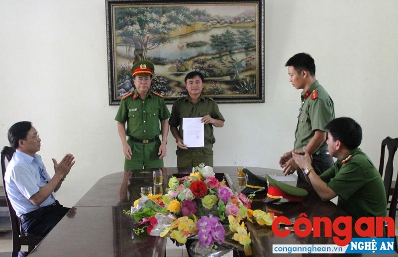 Công an huyện Hưng Nguyên khen thưởng Ban Công an xã Hưng Tây vì có thành tích xuất sắc trong đấu tranh với tội phạm trộm cắp tài sản