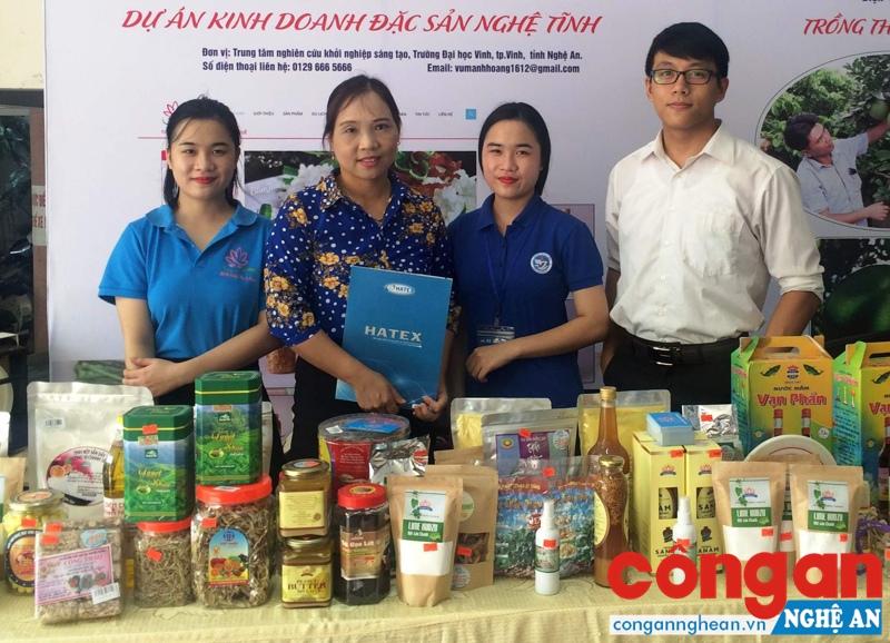 Nhóm sinh viên Trường ĐH Vinh cùng thầy cô của Trung tâm Nghiên cứu - Sáng tạo và Khởi nghiệp tham gia chương trình “Triển lãm chuyên đề khởi nghiệp sáng tạo Hải Phòng lần thứ nhất” với dự án “Kinh doanh đặc sản Nghệ Tĩnh”