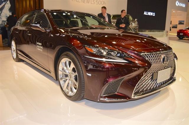LS 2018 là dòng xe thế hệ thứ 5 thuộc phân khúc sedan cao cấp của Lexus. Thiết kế xe được lấy cảm hứng từ concept độc đáo của chiếc Lexus LF-FC đã từng được công bố tại Triển lãm ô tô Tokyo năm 2015.