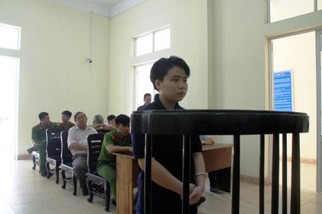 Một nữ sinh nhận án tù do giải quyết mâu thuẫn bằng… dao.