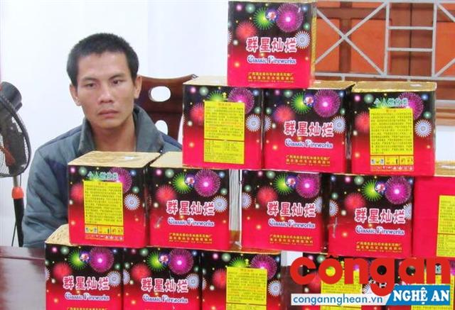 Đối tượng Tiệp và tang vật pháo bị thu giữ.
