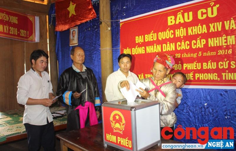 Người có uy tín góp phần quan trọng phổ biến đường lối, chính sách của Đảng và Nhà nước tới đồng bào dân tộc thiểu số