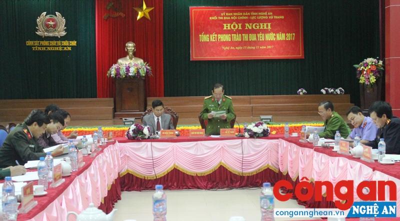 Đồng chí Đại tá Hồ Sỹ Tuấn, Giám đốc Cảnh sát PC&CC báo cáo tổng kết phong trào thi đua của khối năm 2017