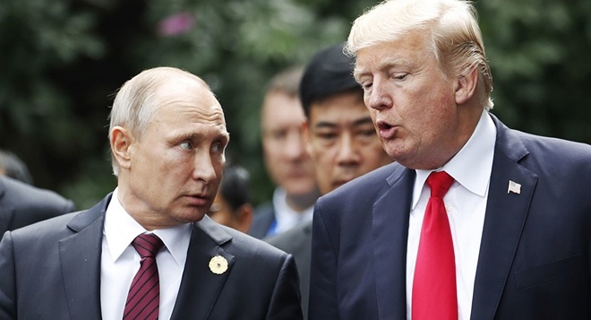 Tổng thống Nga Vladimir Putin và Tổng thống Mỹ Donald Trump tại Hội nghị Cấp cao Diễn đàn hợp tác kinh tế châu Á - Thái Bình Dương 