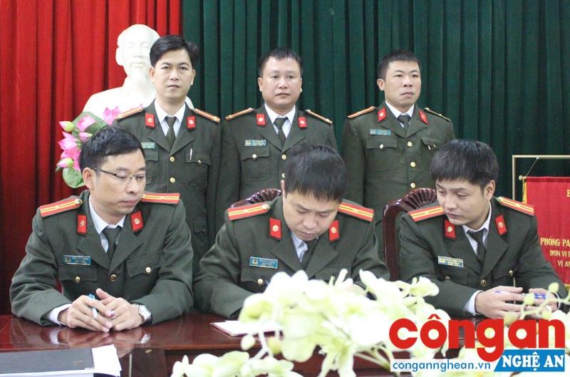 Đại diện các đội nghiệp vụ ký giao ước thi đua
