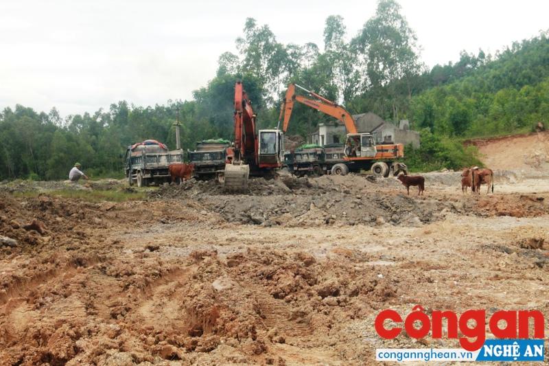 Đã quá thời hạn UBND huyện Quỳnh Lưu cho phép nhưng việc khai thác đất tại xã Quỳnh Lâm vẫn diễn ra?