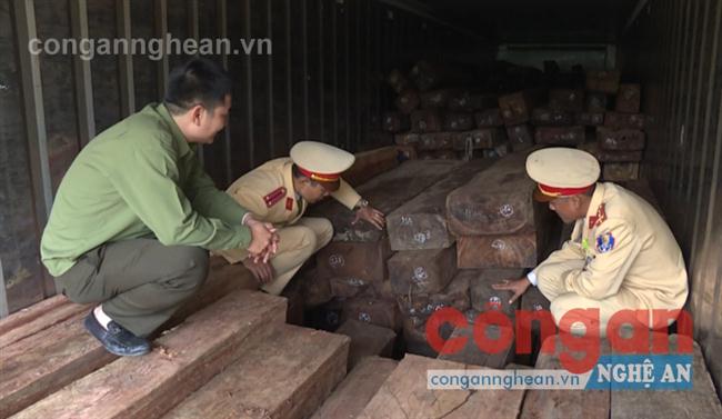 Lực lượng chức năng kiểm đếm số gỗ bị thu giữ