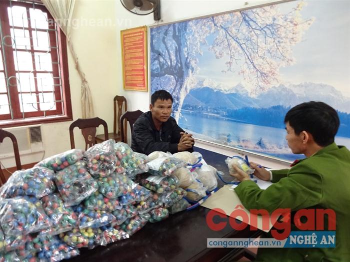 Đối tượng Nguyễn Xuân Hạnh cùng tang vật                                     tại cơ quan Công an