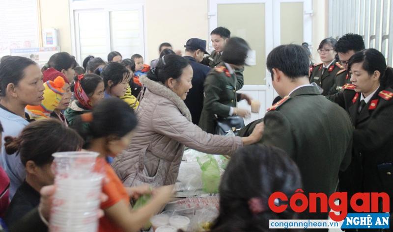 Những suất cháo nồng ấm tình người được trao tận tay bệnh nhân 