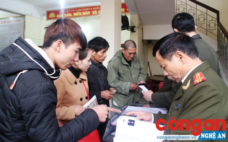 Cán bộ Phòng Quản lý xuất nhập cảnh tận tình hướng dẫn cho người dân các thủ tục xuất nhập cảnh