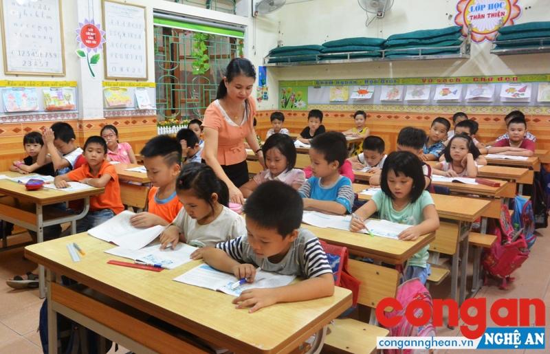 Đề xuất áp dụng miễn học phí từ bậc Tiểu học đến THCS được dư luận ủng hộ (Trong ảnh: Một giờ học của cô và trò Trường Tiểu học Lê Lợi)