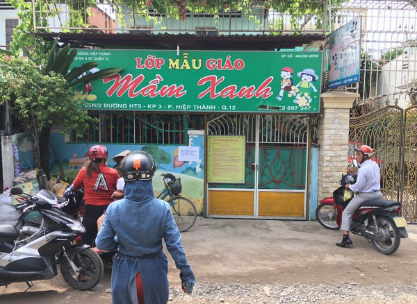 Phụ huynh có con gửi tại cơ sở Mầm Xanh lo lắng trước cổng trường sau khi coi được clip trên mạng.