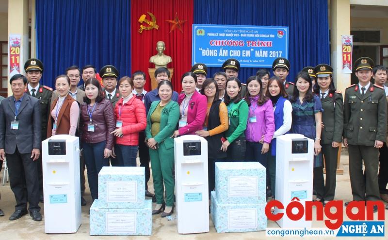 Cùng cán bộ, giáo viên nhà trường chụp ảnh lưu niệm