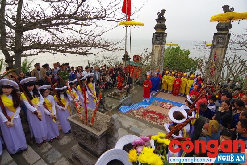Di tích lịch sử Đền Cờn (TX Hoàng Mai) hàng năm vào mùa khai hội thu hút hàng nghìn du khách thập phương tới tham quan